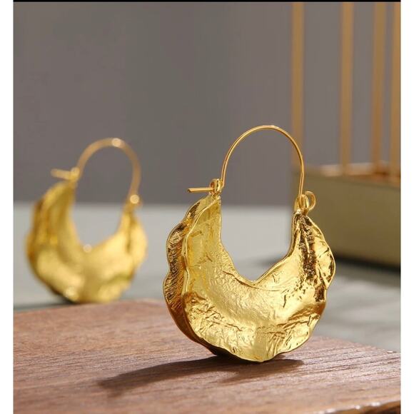 NEW Earrings Designer Chunky Wonton Hoop Crumpled Metal Trending JU11 - Picture 1 of 3